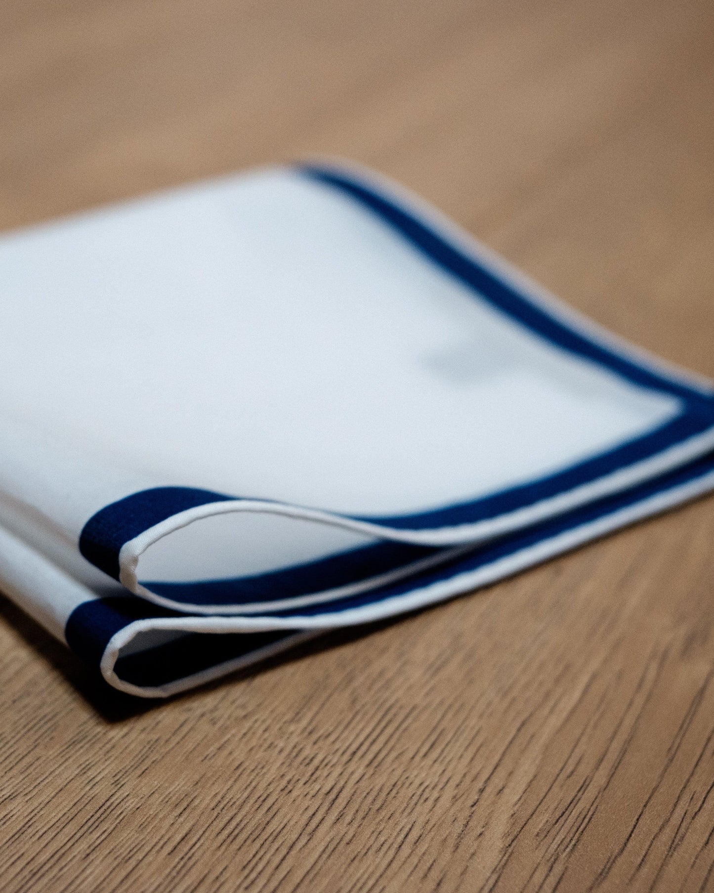 Pochette blanche à bande bleue
