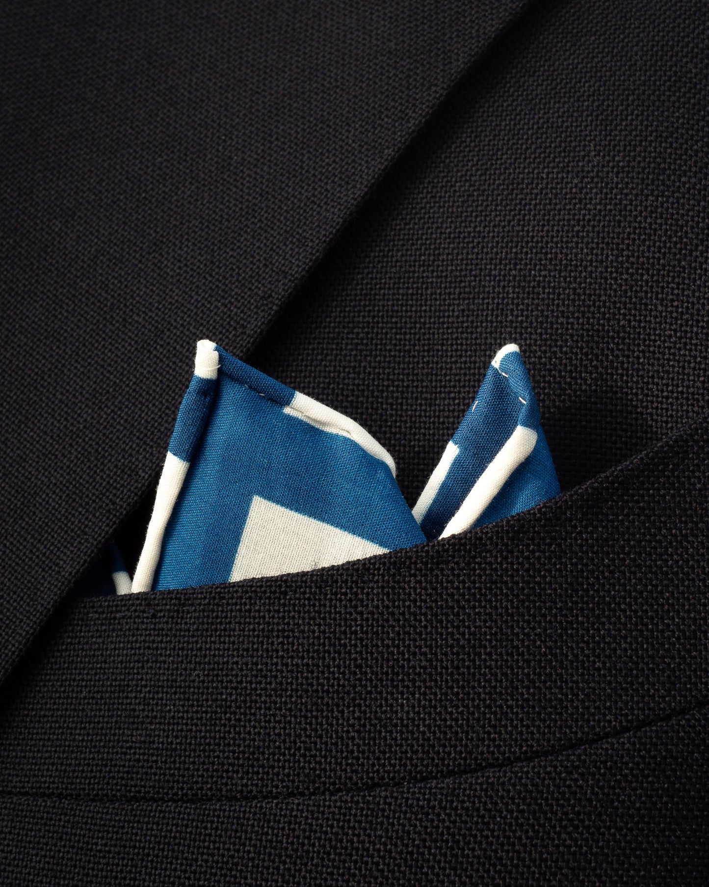 Pochette blanche à bande bleue