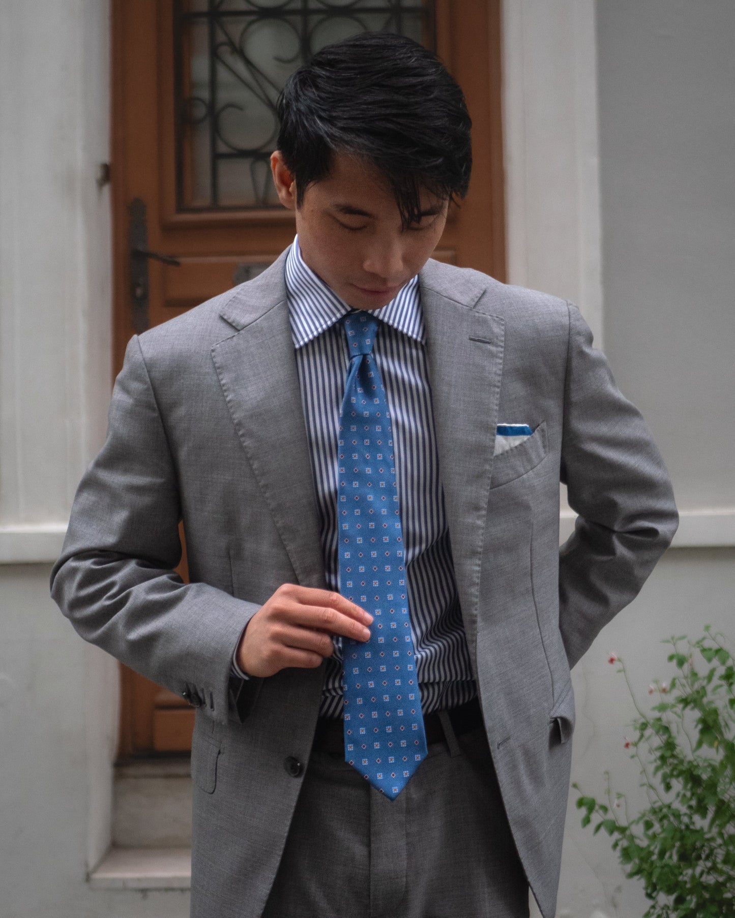 Cravate bleue à motifs