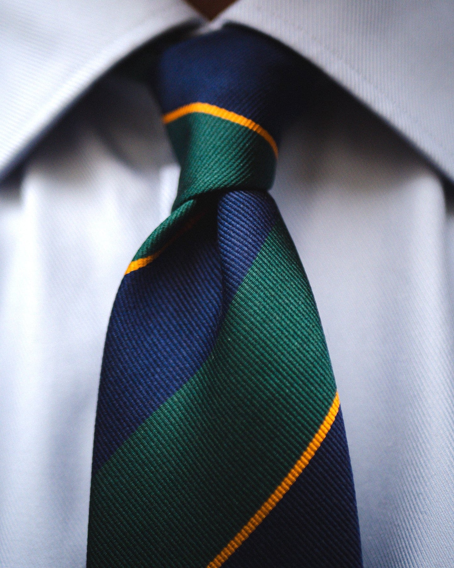 Cravate à rayures marine et verte