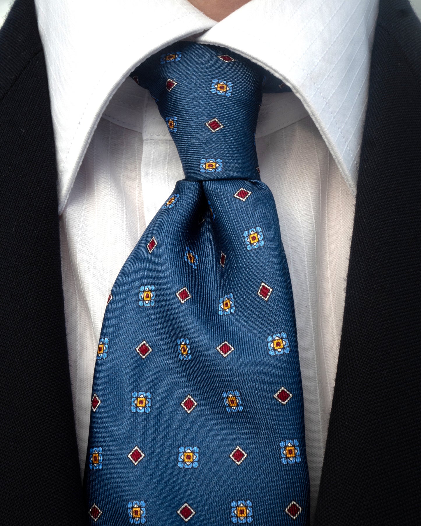 Cravate bleue à motifs
