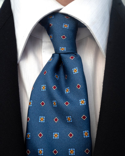 Cravate bleue à motifs