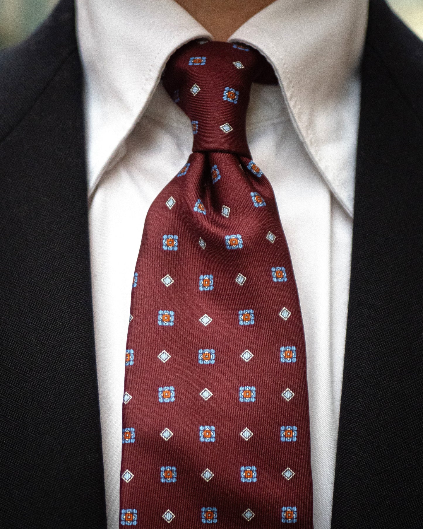 Cravate bordeaux à motifs